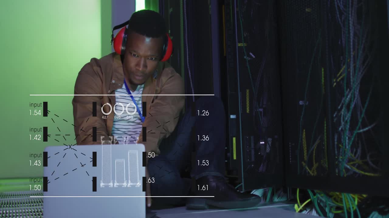 Animation af databehandling på skærme over en afrikansk-amerikansk mand, der arbejder i et serverrum