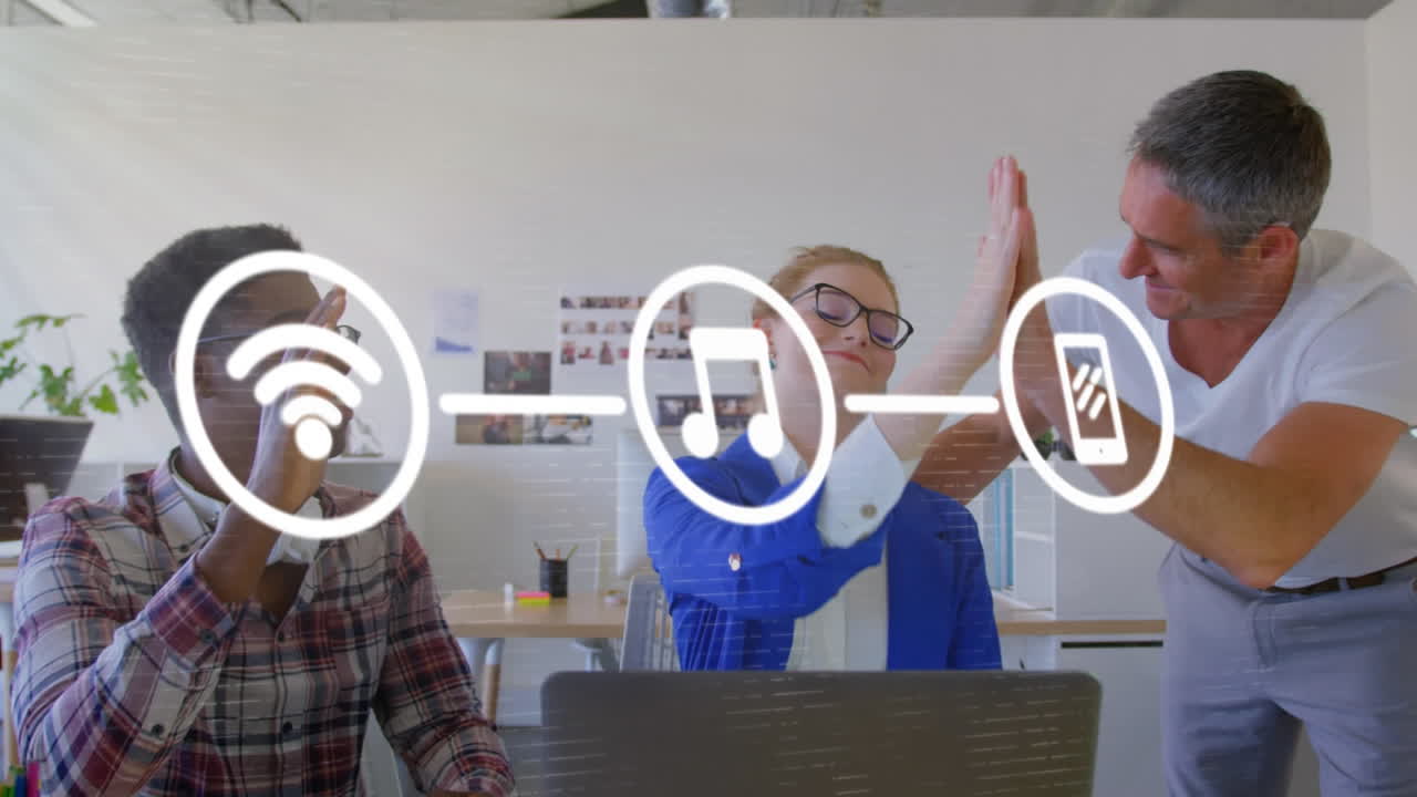 animación de la red de conexiones con iconos sobre sonrientes colegas de negocios de alto cinco