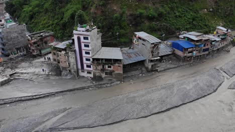 se produjeron inundaciones repentinas y deslizamientos de tierra en melamchi, nepal.