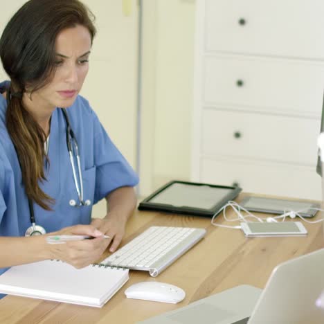 doctora trabajando en su escritorio en la oficina