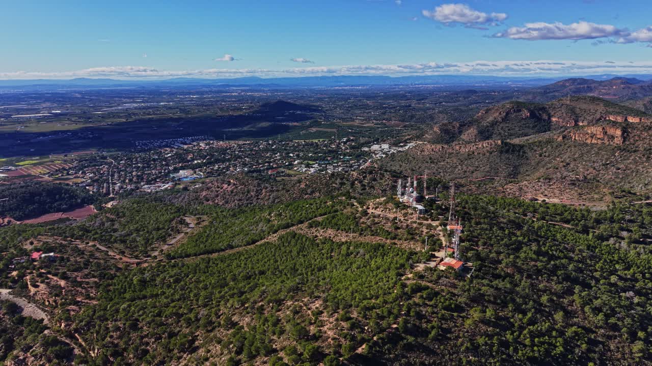 Vista di colline e vallate verdi in Spagna con cielo azzurro e nuvole