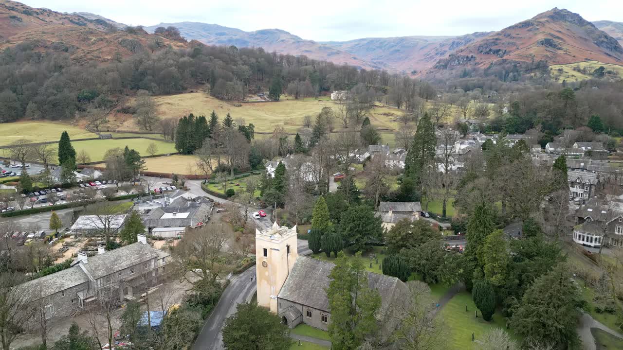4k inglés lago distrito parque nacional paisaje cinemático drone aéreo video de grasmere vlllage, probablemente el pueblo turístico más popular de cumbria