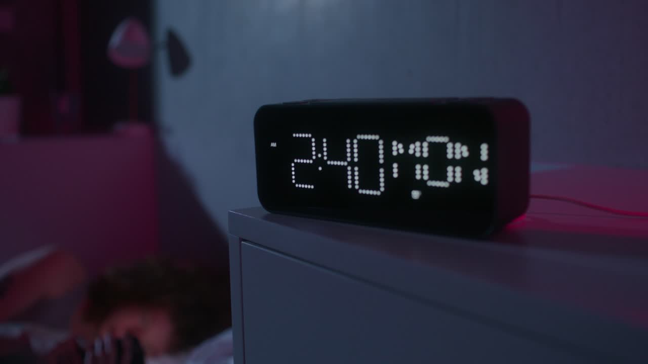 밤에 침대에서 드폰을 사용하는 여자