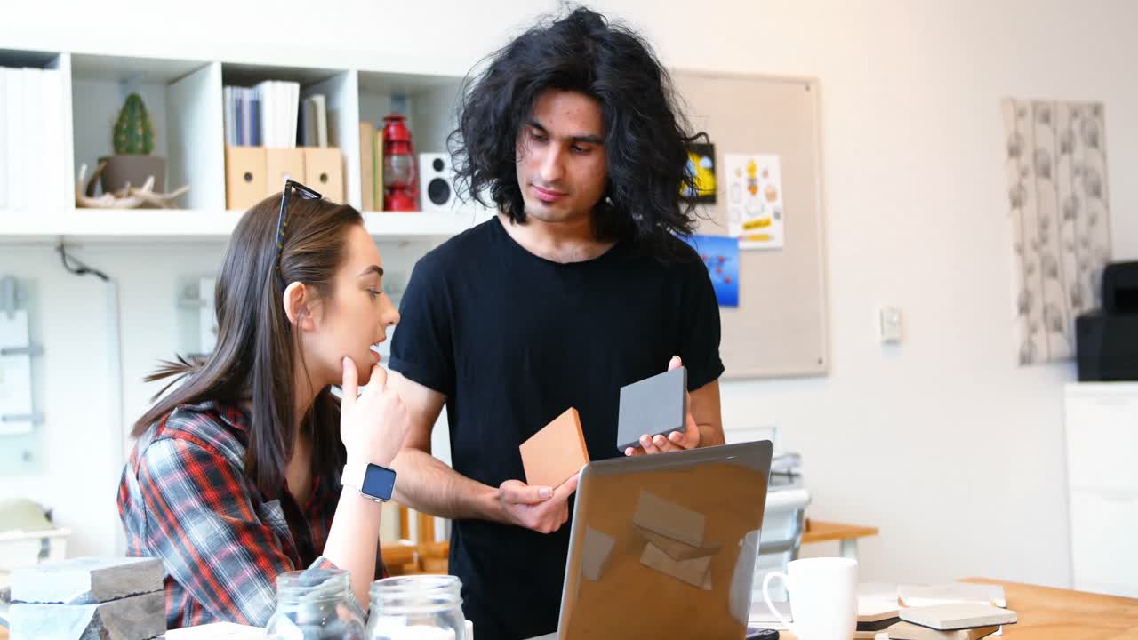 ejecutivo usando computadora portátil mientras examina la losa de piedra