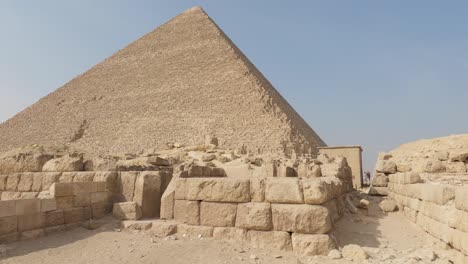 bloques de arena frente a la pirámide de khufu, en el complejo de la pirámide de giza, en el soleado egipto, áfrica - vista inclinada