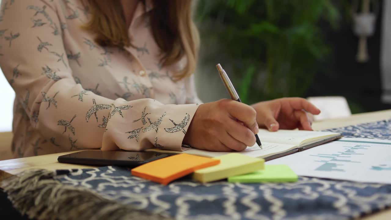 mujer profesional del milenio que trabaja en una oficina creativa