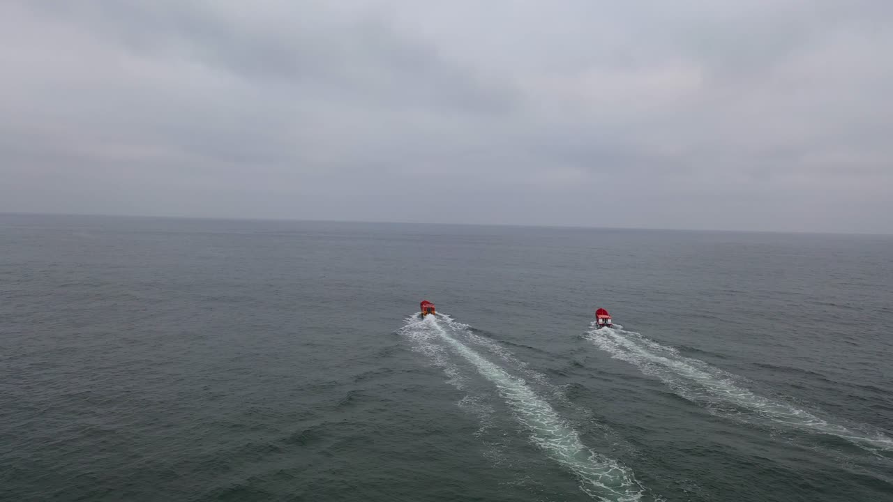 barco de pesca yendo a pescar en un día de oleadas en la costa de chile bucalemu grabación de un dron