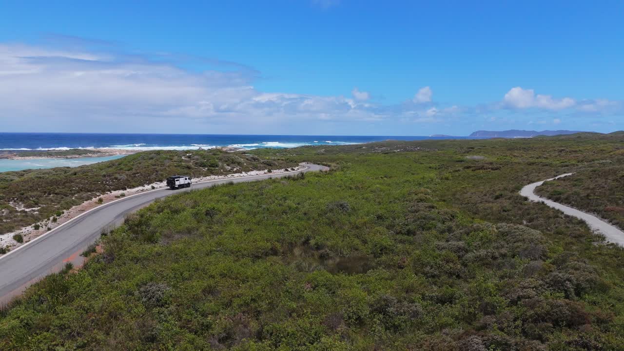 트럭 캠퍼가 서부 오스트레일리아의 해안 도로를 따라 운전하면서 드론이 뒤를 고 있습니다.