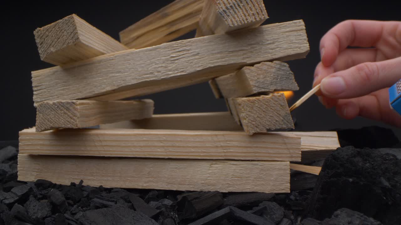 모닥불의 카메라 뷰를 향해 움직이는 클로즈업