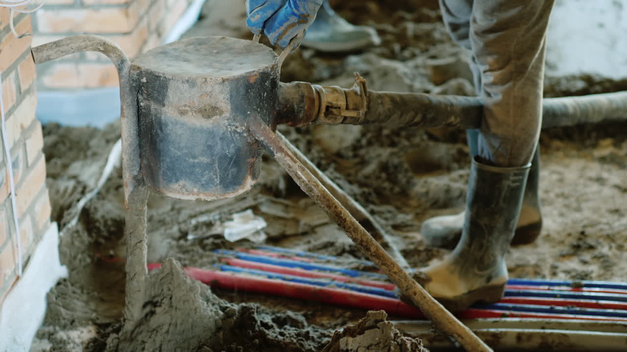 el constructor pone un mortero semiseco para terminar el piso