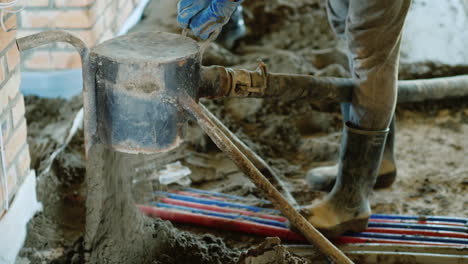 el constructor pone un mortero semiseco para terminar el piso