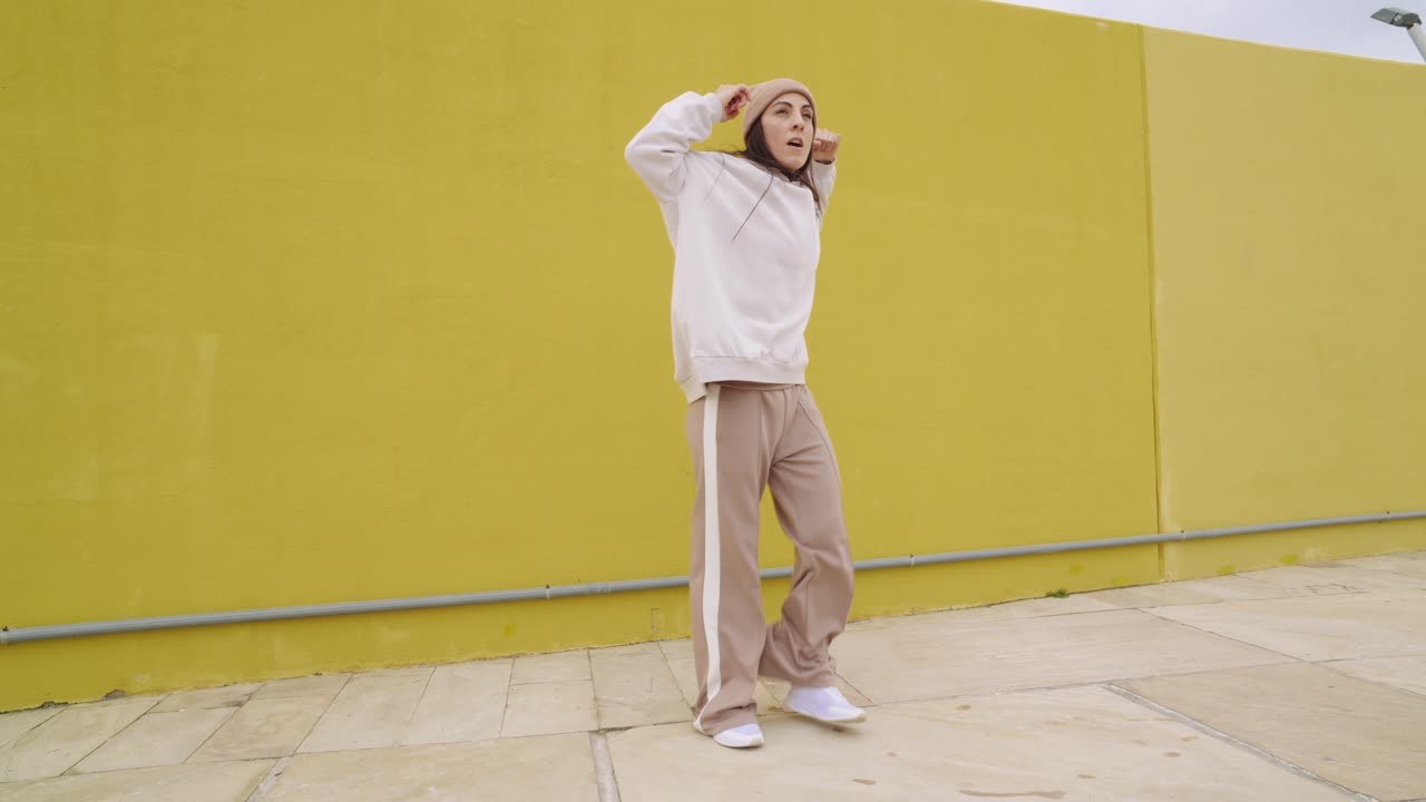 mujer bailando en un entorno urbano