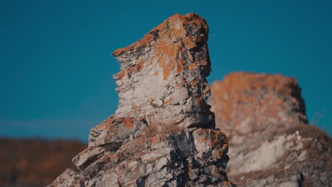 una vista cercana de las formaciones rocosas de dolostone de la playa de trollholmsund en noruega