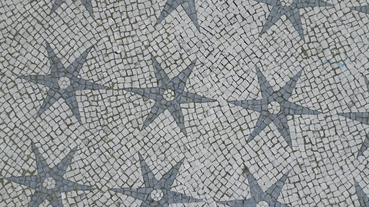 órbita aérea y vista cinematográfica del mosaico histórico de lisboa, portugal