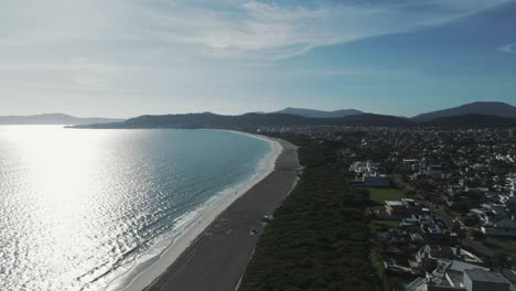 Vista-Panorámica-De-La-Playa-Jurere-Internacional-Con-Su-Paseo-Marítimo-Recientemente-Revitalizado.