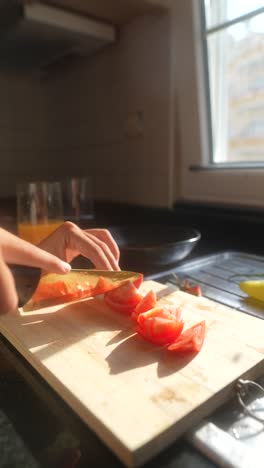 cortando tomates en la cocina