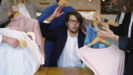 selección de ropa en grupo