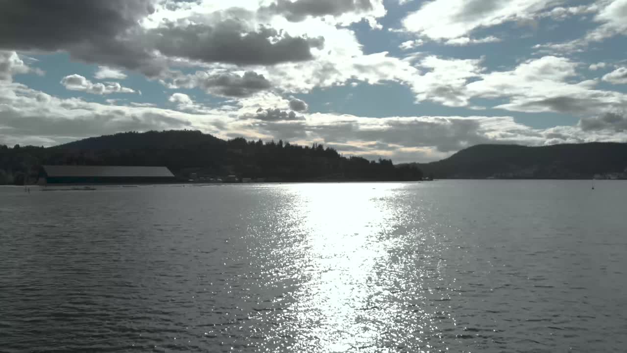 거친 태양 광선이 수면에서 반사됩니다.