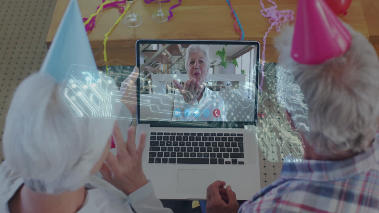 connessioni microprocessore chiave icona contro coppia anziana che ha una video chiamata a casa