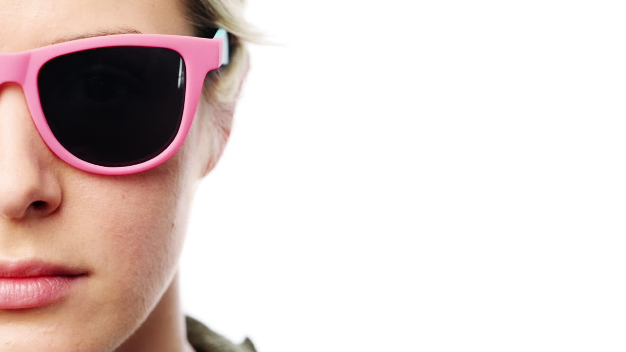 선글라스를 입은 여성 초상화 클로즈업 반 얼굴 캐릭터 시리즈 순수한  ⁇ 색 배경에 고립