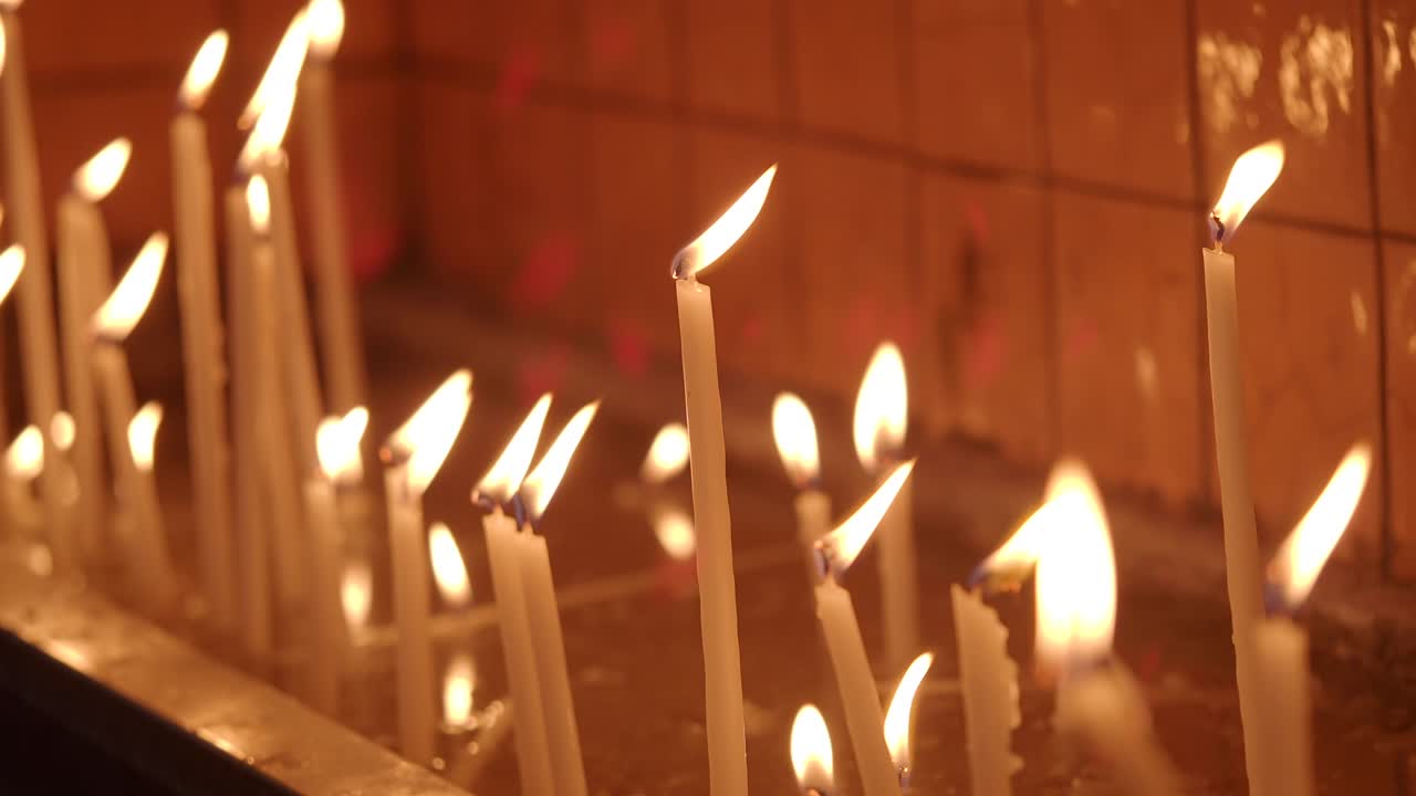 Velas encendidas en una iglesia