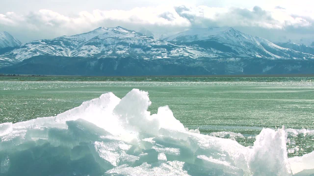 겨울 1의 아름다운 산 호수 기슭에 얼음이 형성됩니다.