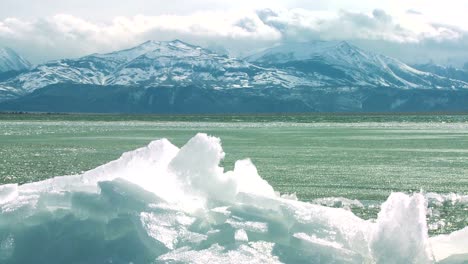 Se-Forma-Hielo-En-La-Orilla-De-Un-Hermoso-Lago-De-Montaña-En-Invierno-1