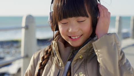 playa, auriculares o niños transmitiendo música