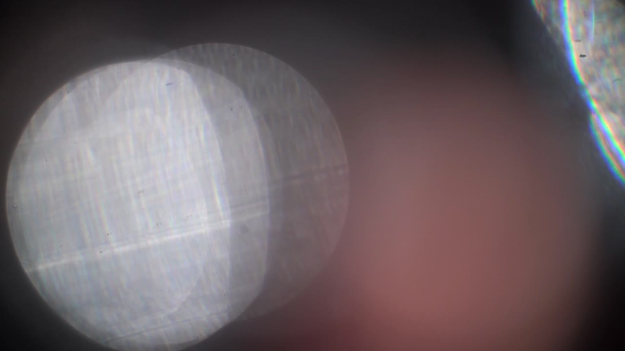 Abstrakte Lichtlecks und Lens Flares auf dunklem Hintergrund
