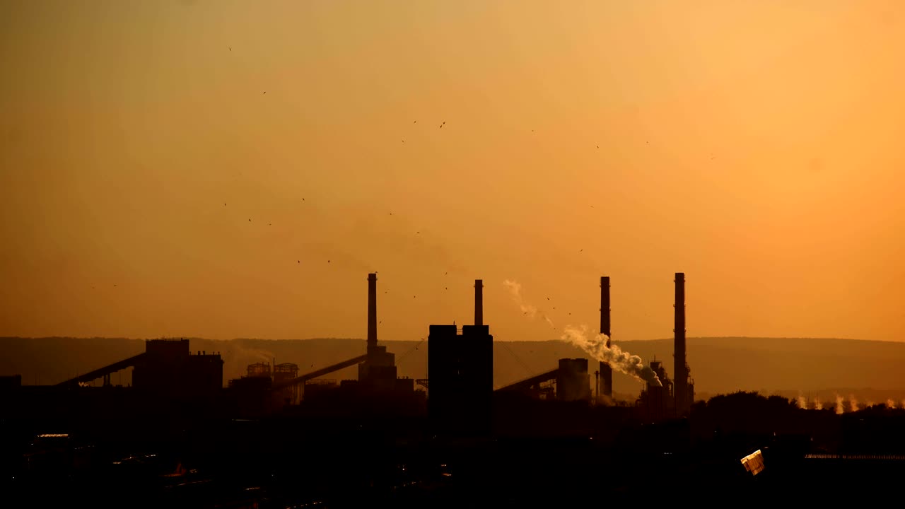 zona industrial al atardecer