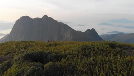 los excursionistas acampan en la cumbre de las montañas tropicales más altas de la selva tropical del sur de brasil, pico caratuva y pico paraná, brasil, sudamérica