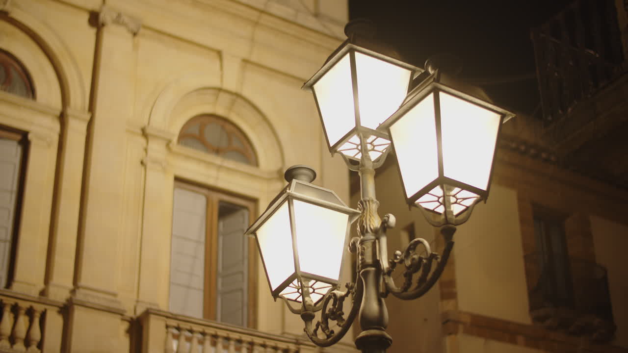 luz de la ciudad antigua en la plaza caltagirone