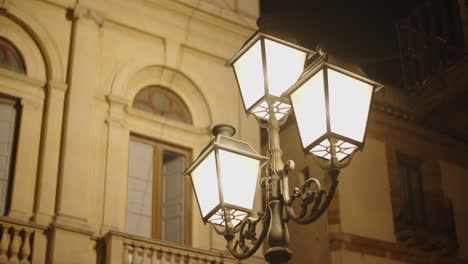 antica luce della città nella piazza di caltagirone