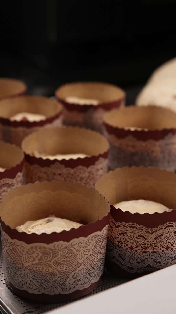 Preparazione del pane pasquale (Kulich) in pirottini di carta