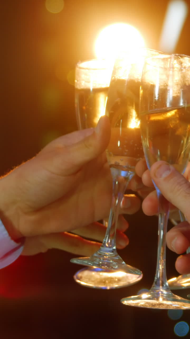 grupo de hombres de negocios brindando copas de champán