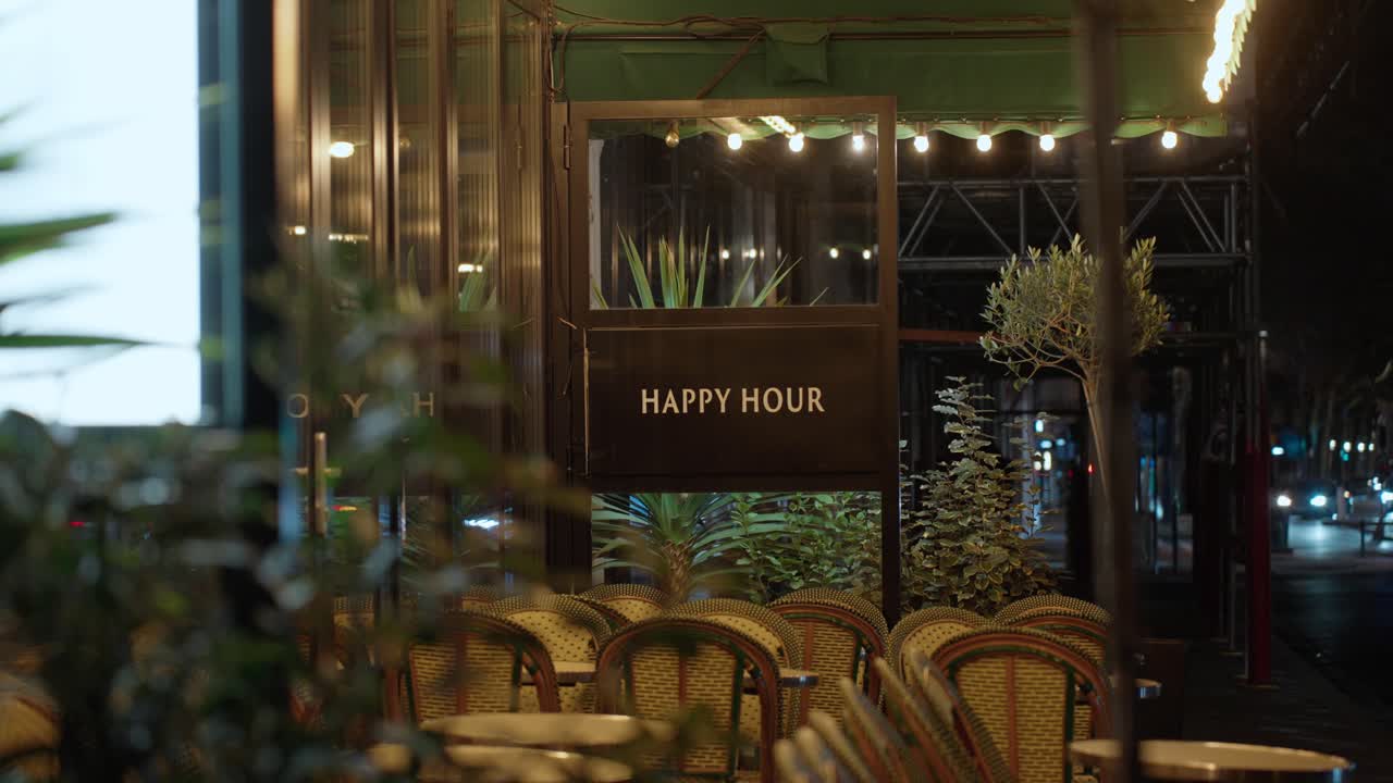 Insegna Happy Hour in un ristorante vintage di notte, Parigi, Francia, Europa.