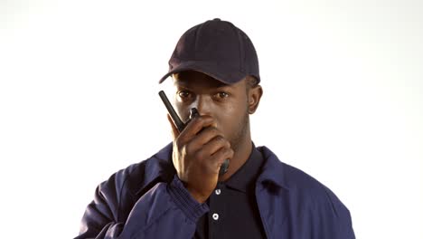 oficial de seguridad hablando por walkie-talkie.