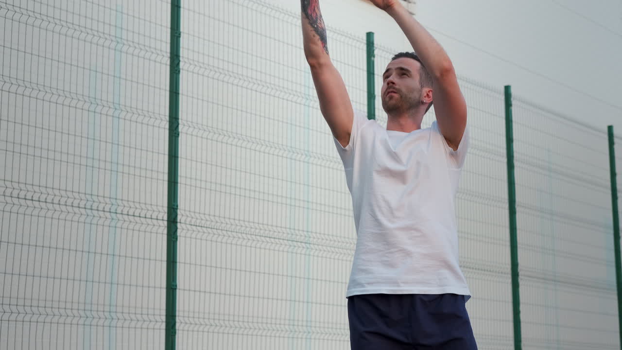 hombre practicando baloncesto