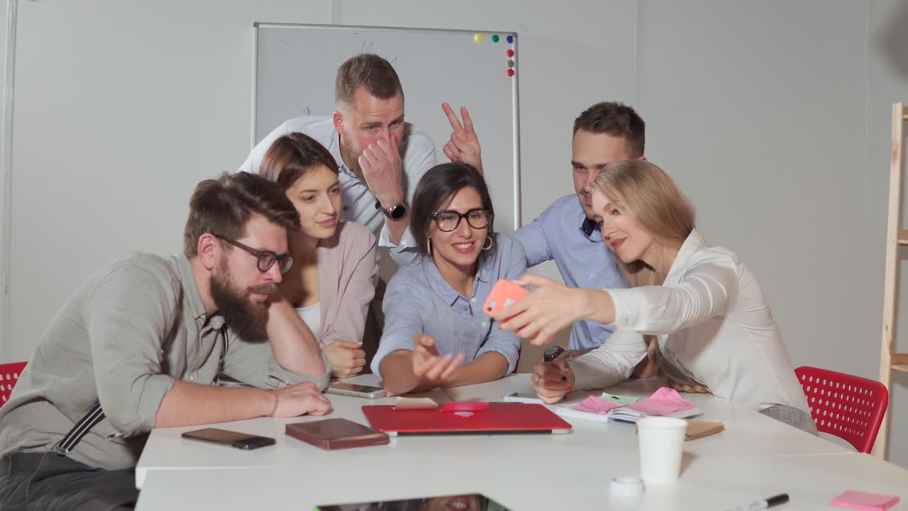 equipo de negocios tomando una selfie durante una reunión
