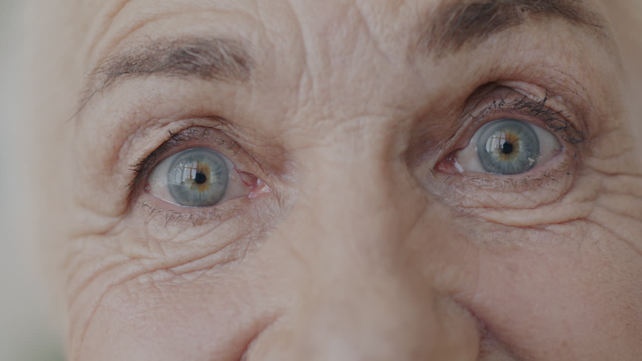 노인 여성 의 얼굴 의 클로즈업