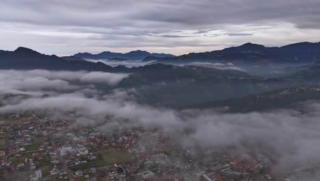 Hyperlapse-Des-Nebels,-Der-Eine-Stadt-Bedeckt