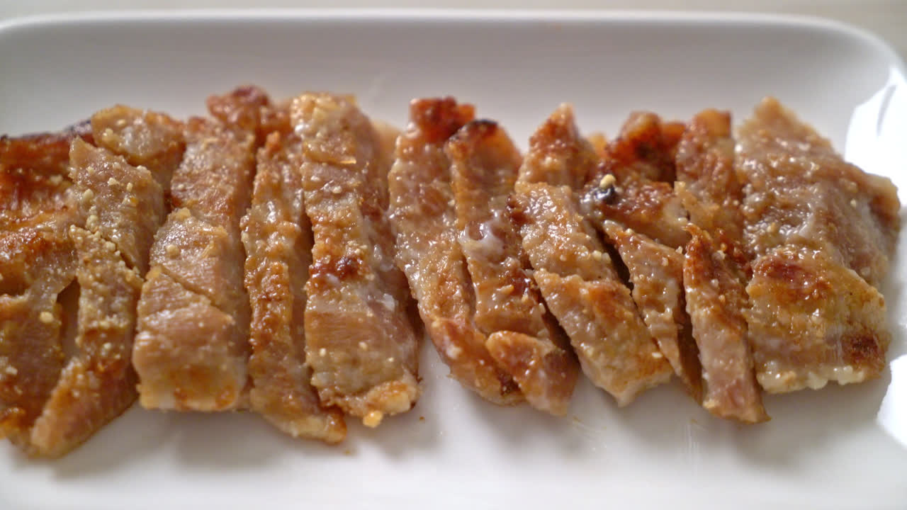 태국식 매콤한 디핑 소스를 곁들인 구운 돼지목살 또는 숯불로 삶은 돼지목살