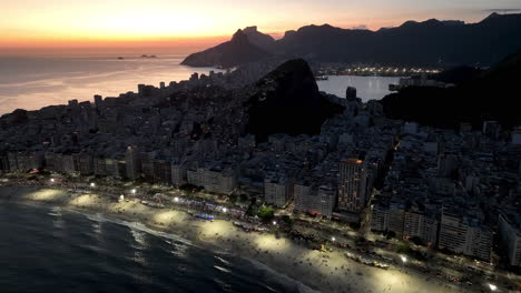 el cielo al atardecer en la playa de copacabana río de janeiro brasil