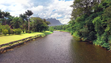 Río-Brasileño-En-Bosque-Verde-Tropical-Subiendo-Revelando-Montañas-En-Segundo-Plano.