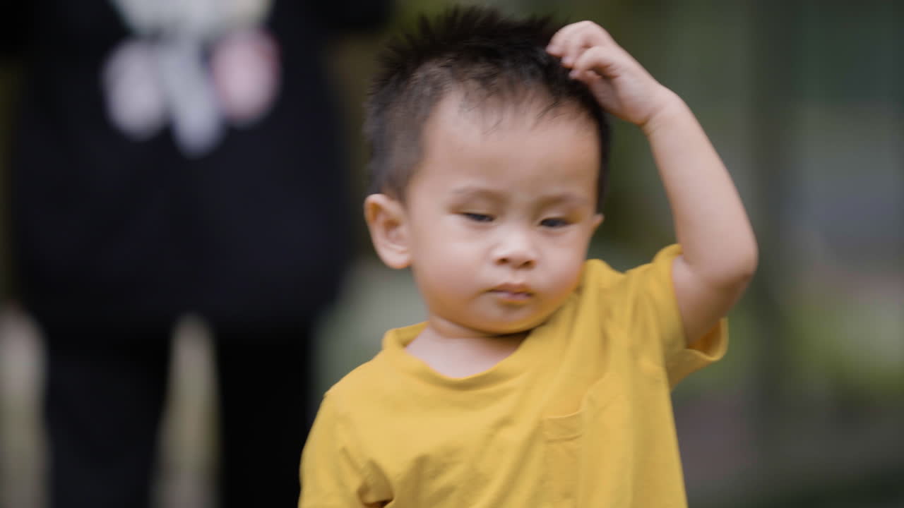 공원에 있는 아시아 아이