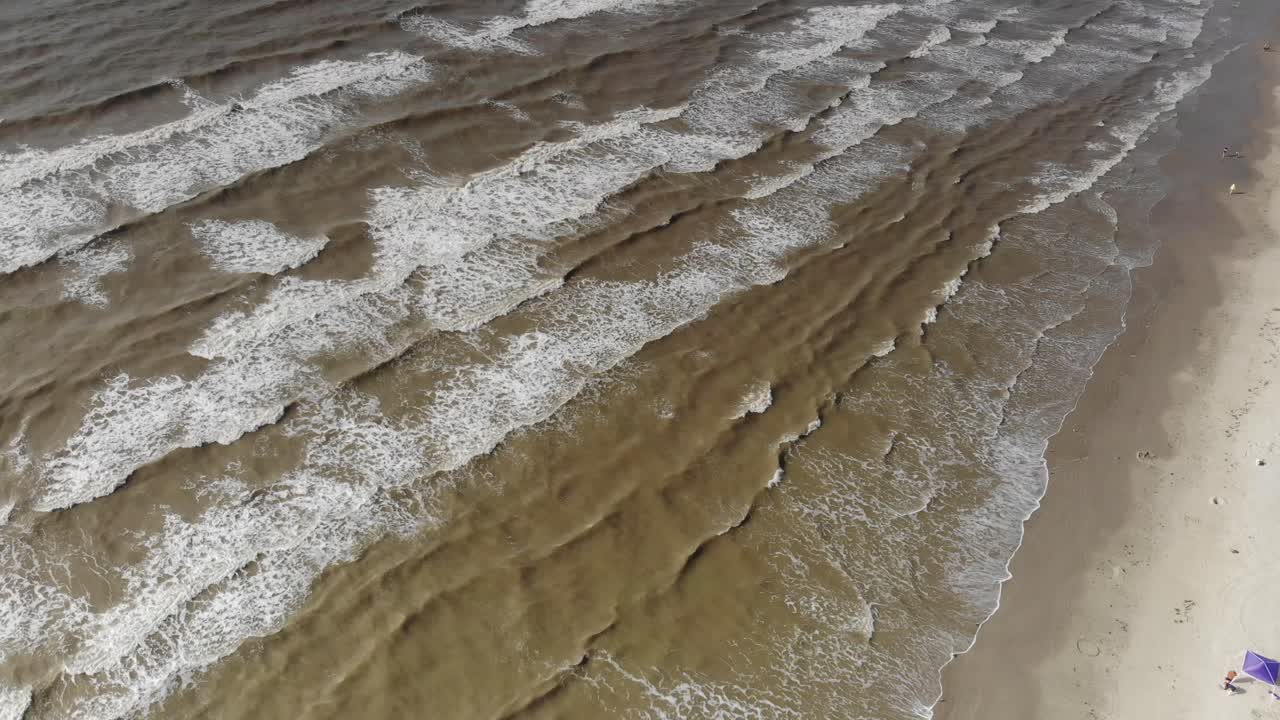 대부분 바다와 작은 해변 섹션의 대각선 보기