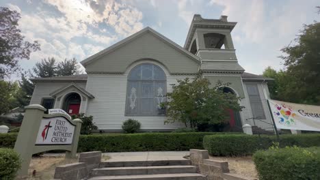 Low-angle-shot-of-the-First-United-Methodist-Church-in-Ashland,-Oregon