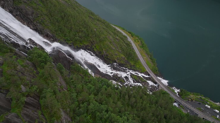 Torrente di acqua bianca che si riversa lungo il pendio della montagna, Cascata di Langfoss