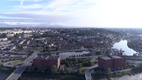 tire hacia atrás toma aérea mirando hacia el este sobre bristol y el río severn