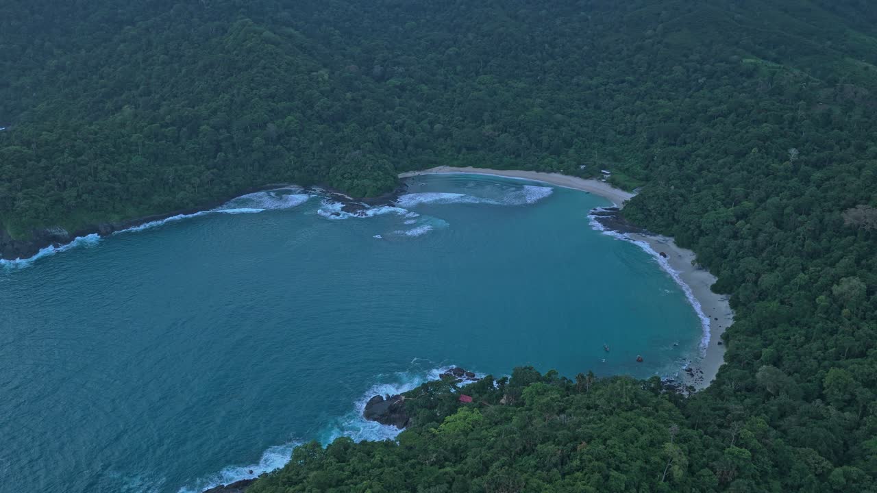 Drone che vola sopra una spiaggia tropicale dell'isola rossa a Giava